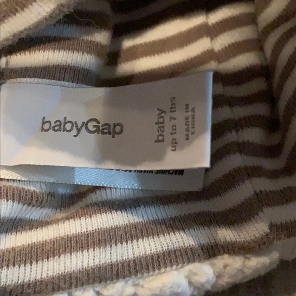 EUC Bundle of 2 cream hats and a pair of booties